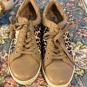 BORN sz 9.5 med sneakers never worn euc